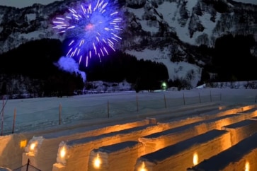 写真:山形の豪雪地小国町で「雪の中の大冒険」開催。幻想的な雪の迷路が話題に