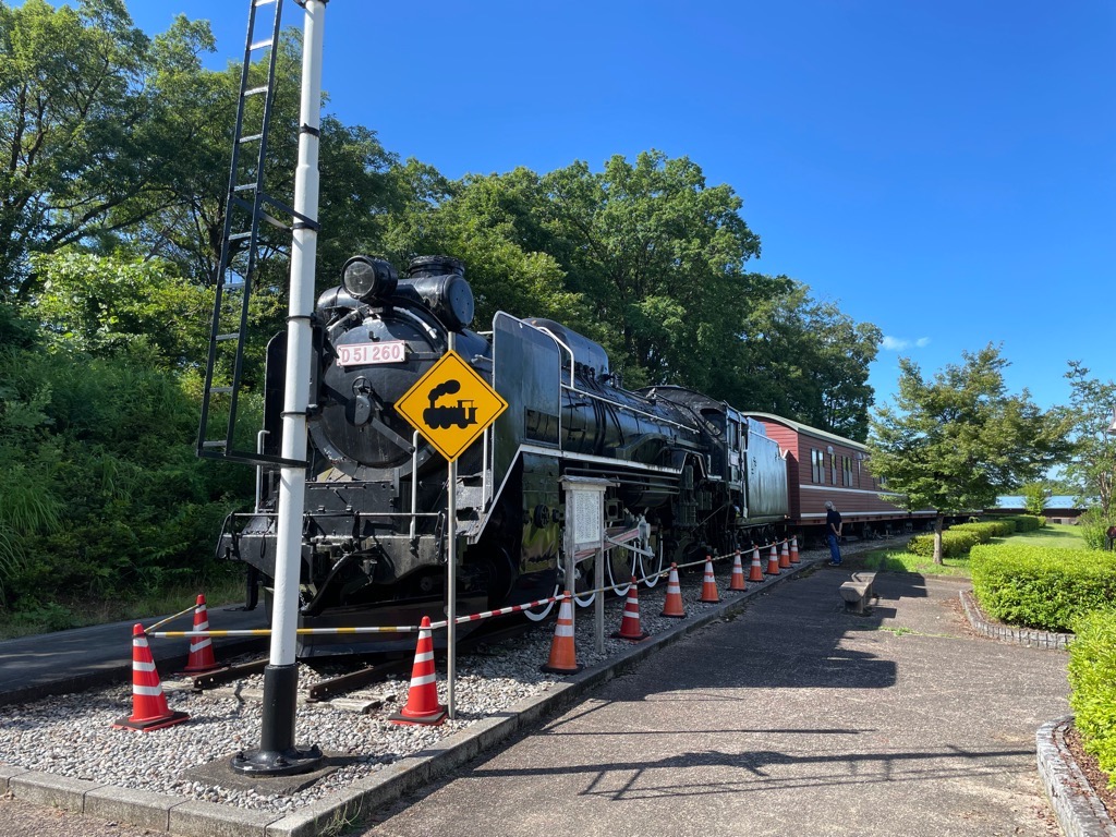 線路の上に止まっている蒸気機関車
