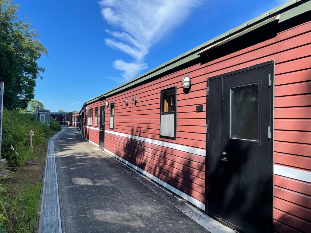 列車のように長く続く客室部分