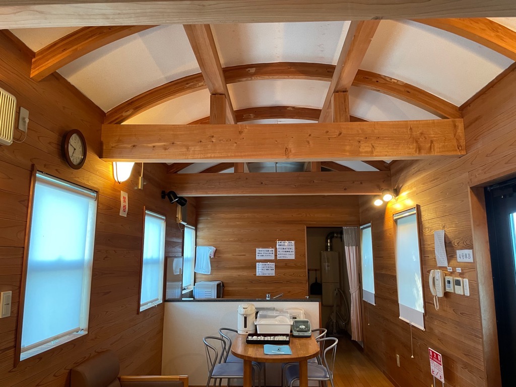 ログハウス風の客室内