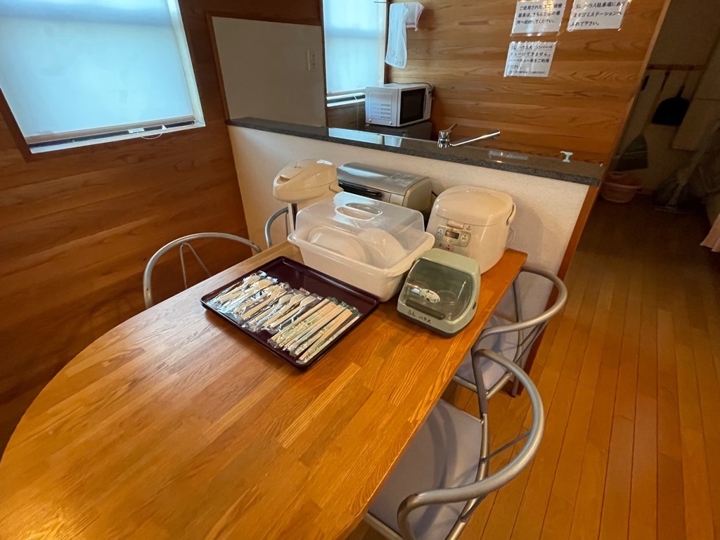 テーブルに並ぶカトラリーやトースター、炊飯器など