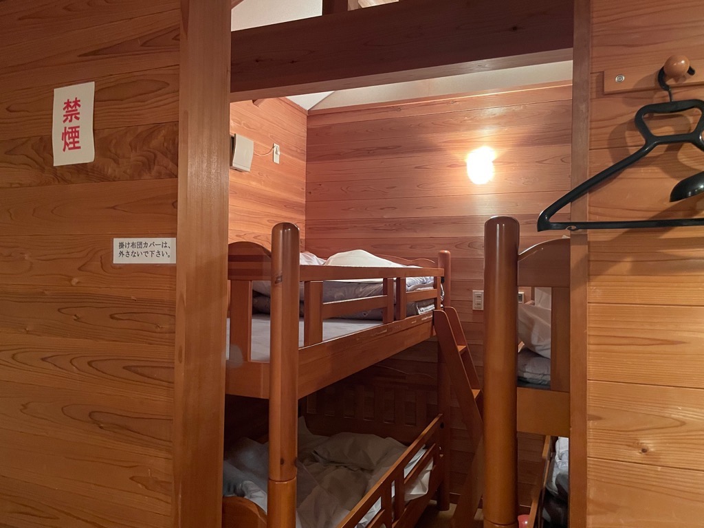 二段ベッドが2台並んで置かれている
