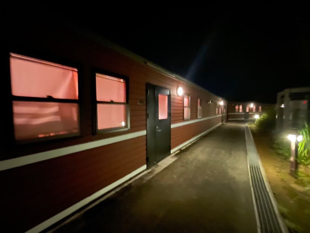 夜の屋外から見た客室の様子