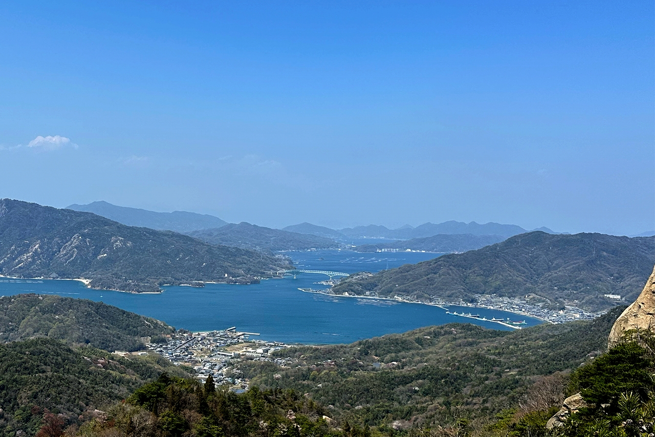 山頂から島々や遠くにまちもみえる風景