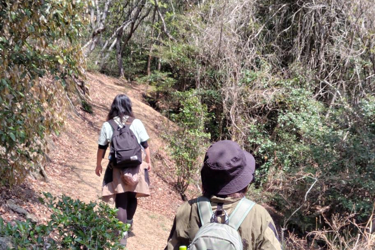 山道を女性があるいている