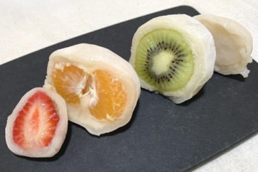 写真：弁才天の「季節のフルーツ大福」を食べ比べ。美しい断面にうっとり