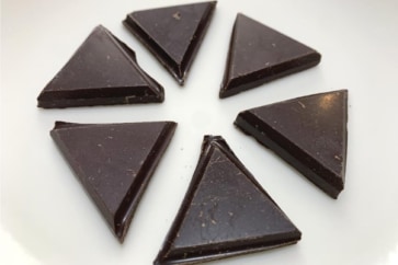 写真:鹿屋市「kiitos」のチョコレートを食べ比べ。素朴なおいしさにびっくり