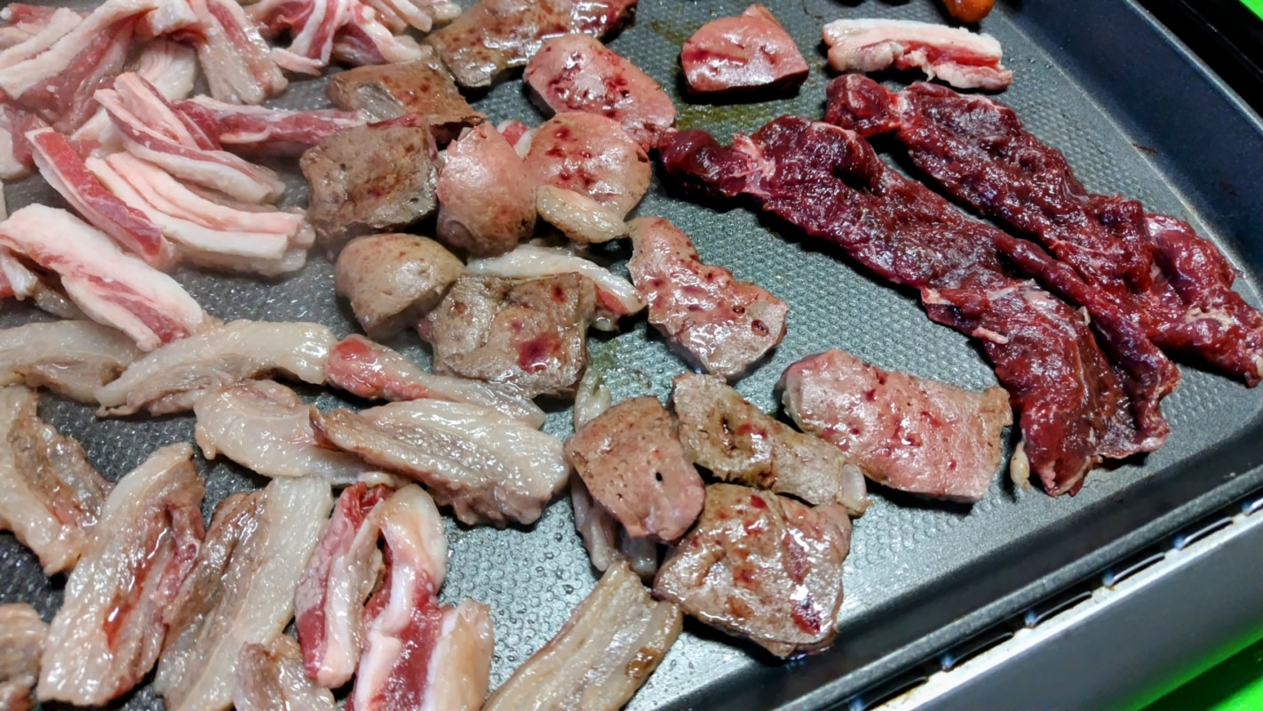 ホットプレートの上で焼かれるジビエ