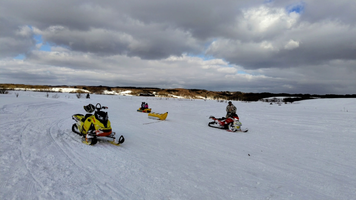雪原を走るスノーモービル