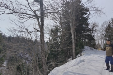 写真：天塩町で旅館を営むベテランハンター。ヒグマに会ったら「まずは逃げること」