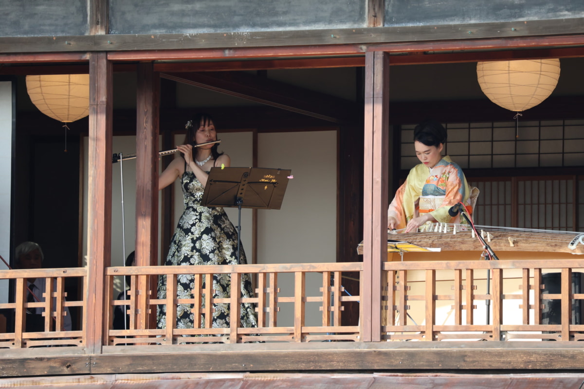 フルートと琴を演奏する2人の女性