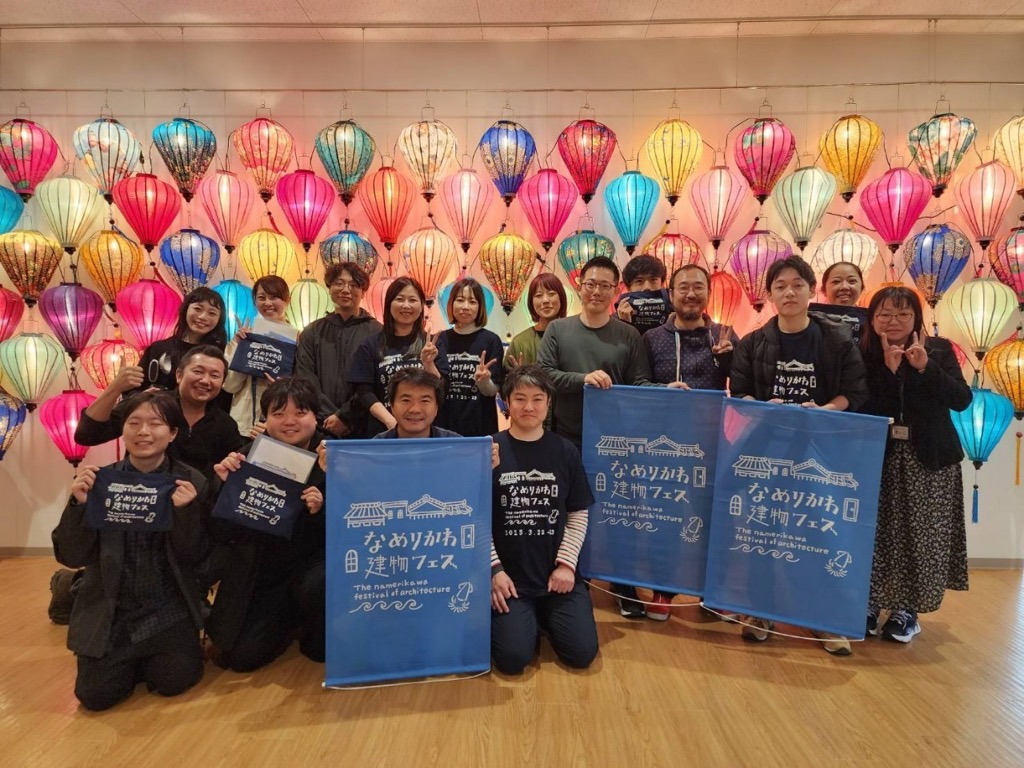 おそろいのTシャツをした人々が並んでいる