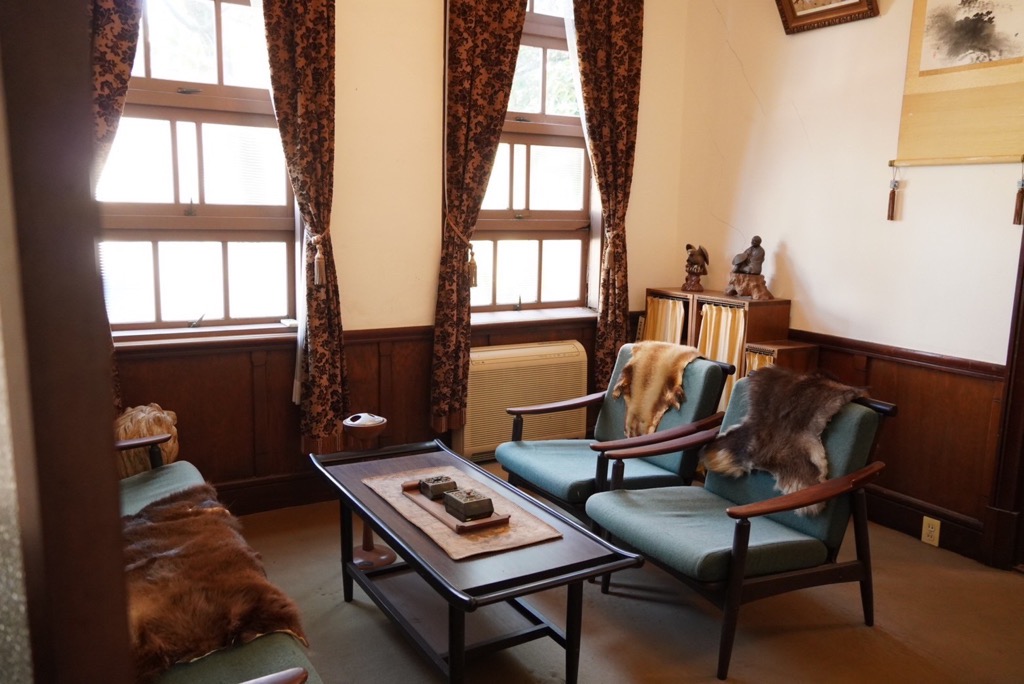 応接セットが置かれた室内