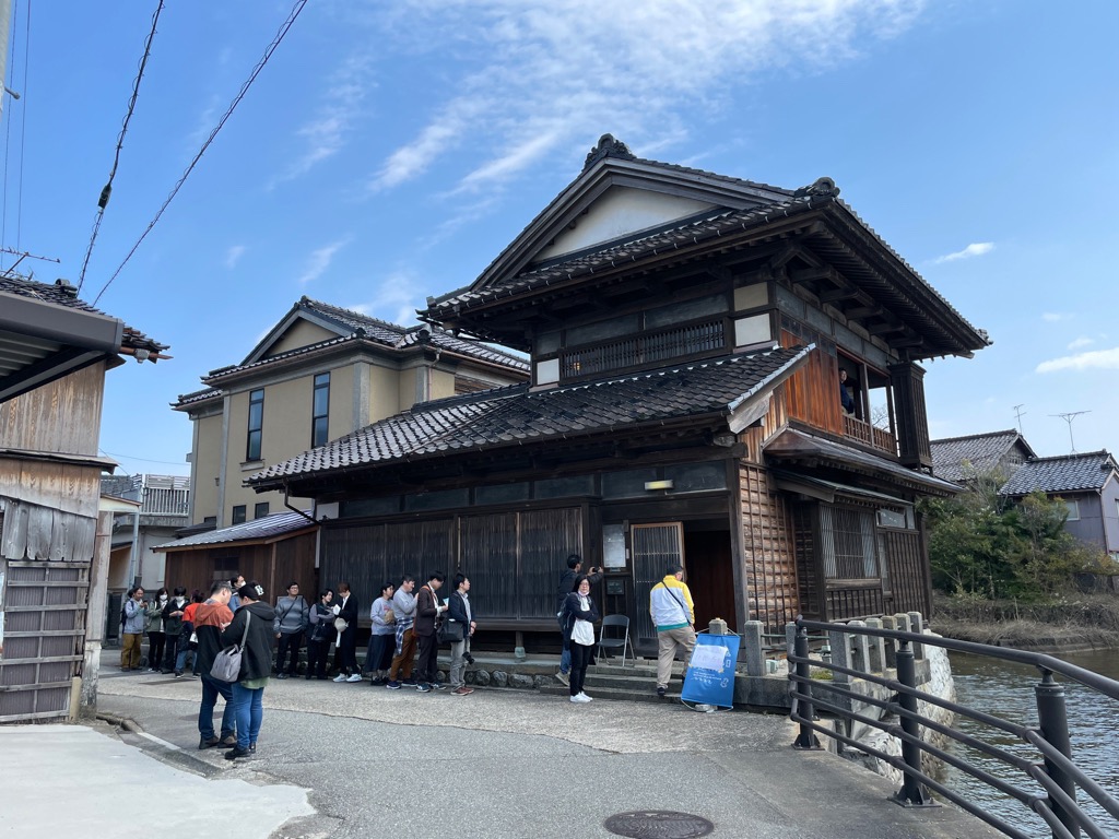 建物の外に並ぶ人たち