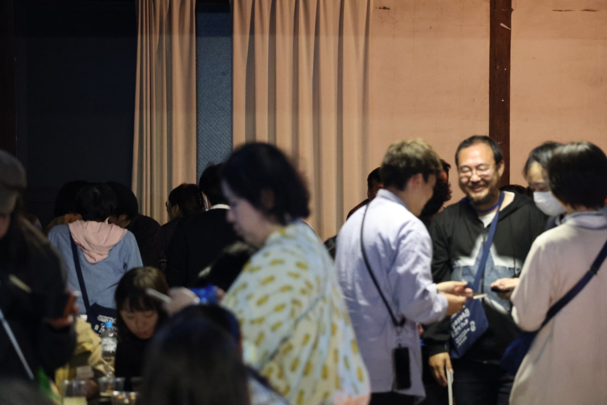 パーティ会場で談笑する人々