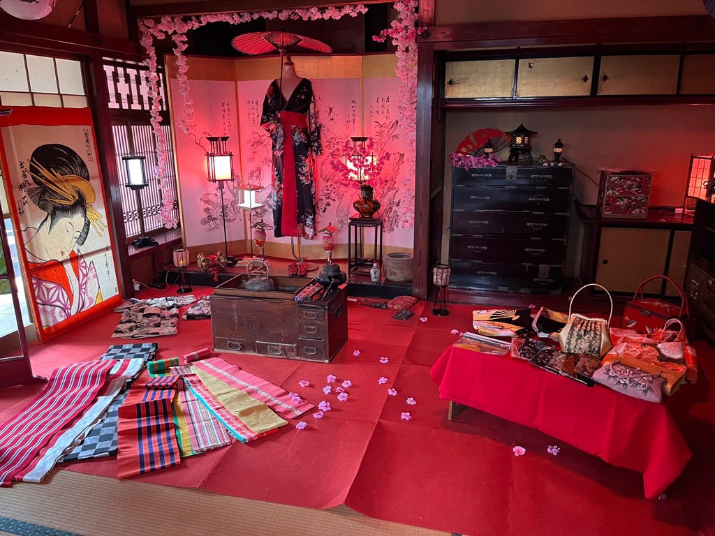 艶やかに装飾された和室