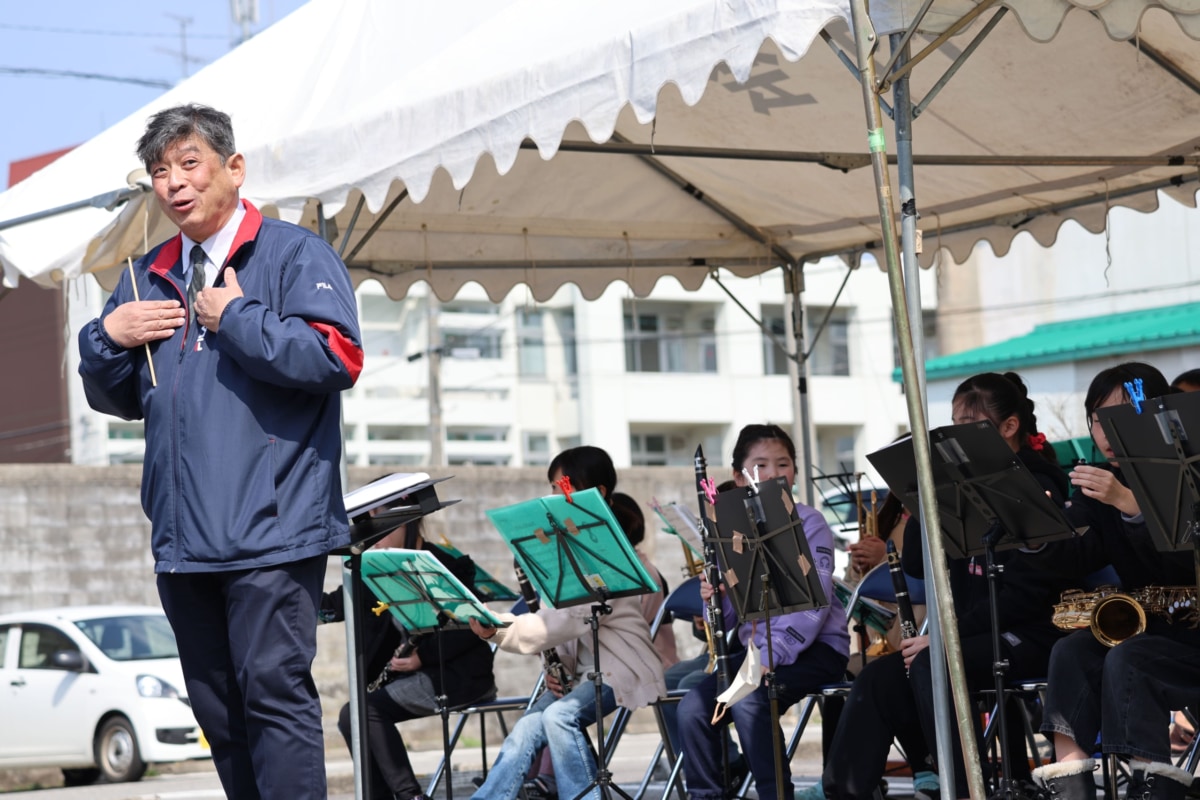 テントの下で楽器を演奏する子どもたち
