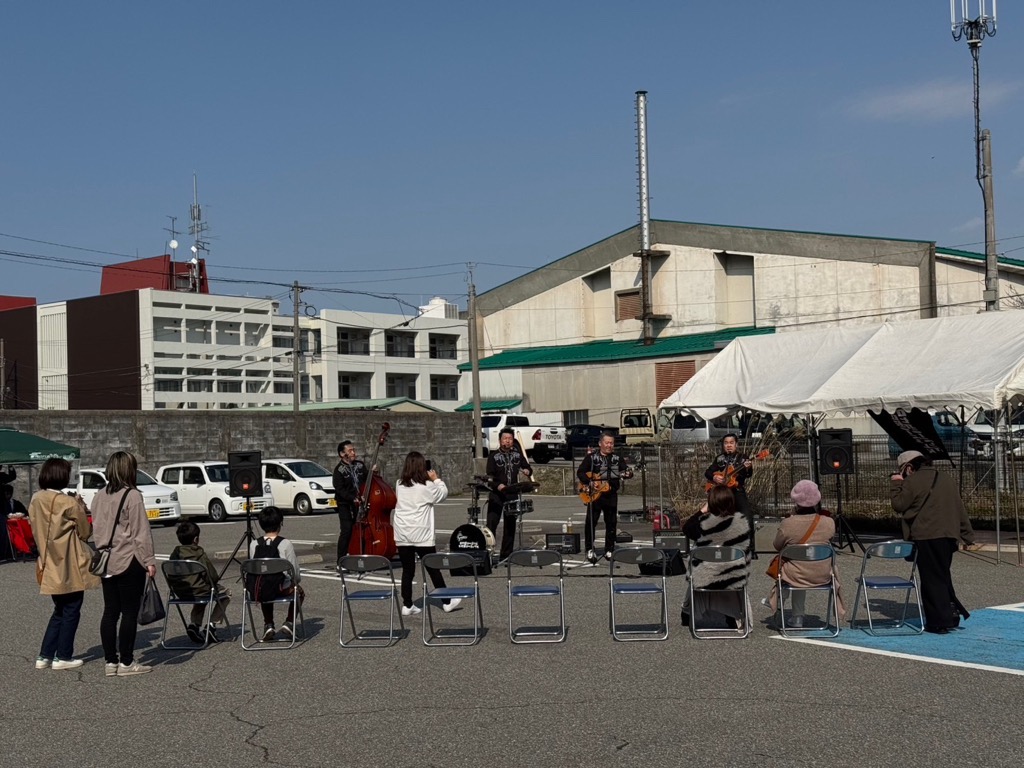 大人たちが輪になって楽器を演奏している