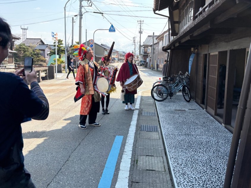 路上に立っているチンドン屋