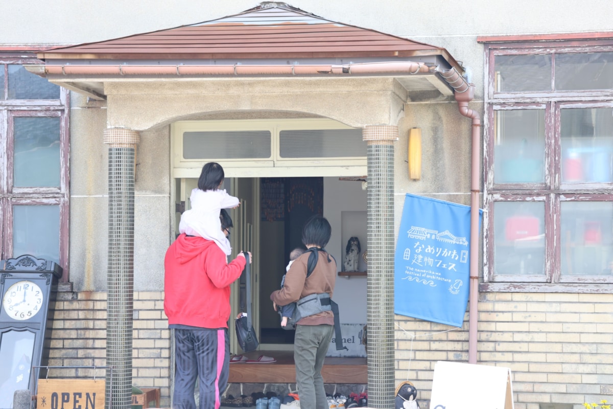 レトロな建物の入り口